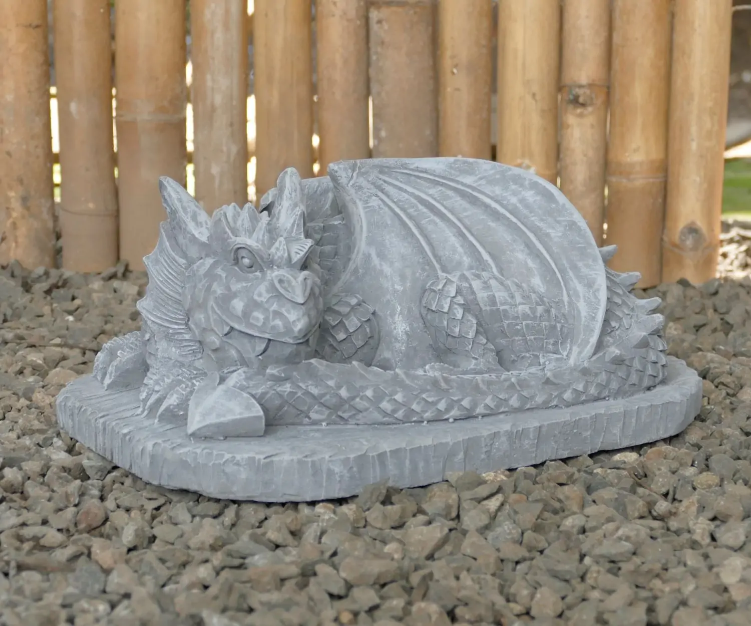 Artikelbild 8 des Artikels “Jaro -Liegender Drache auf Sockel, 30cm L | Steinguss “